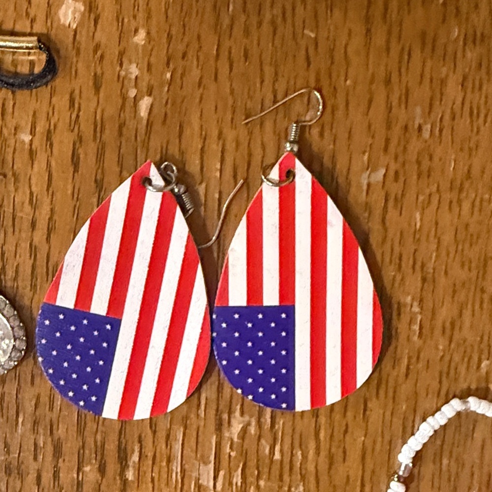 Jewelry Set with Earrings and Bracelets - Picture 3 of 8